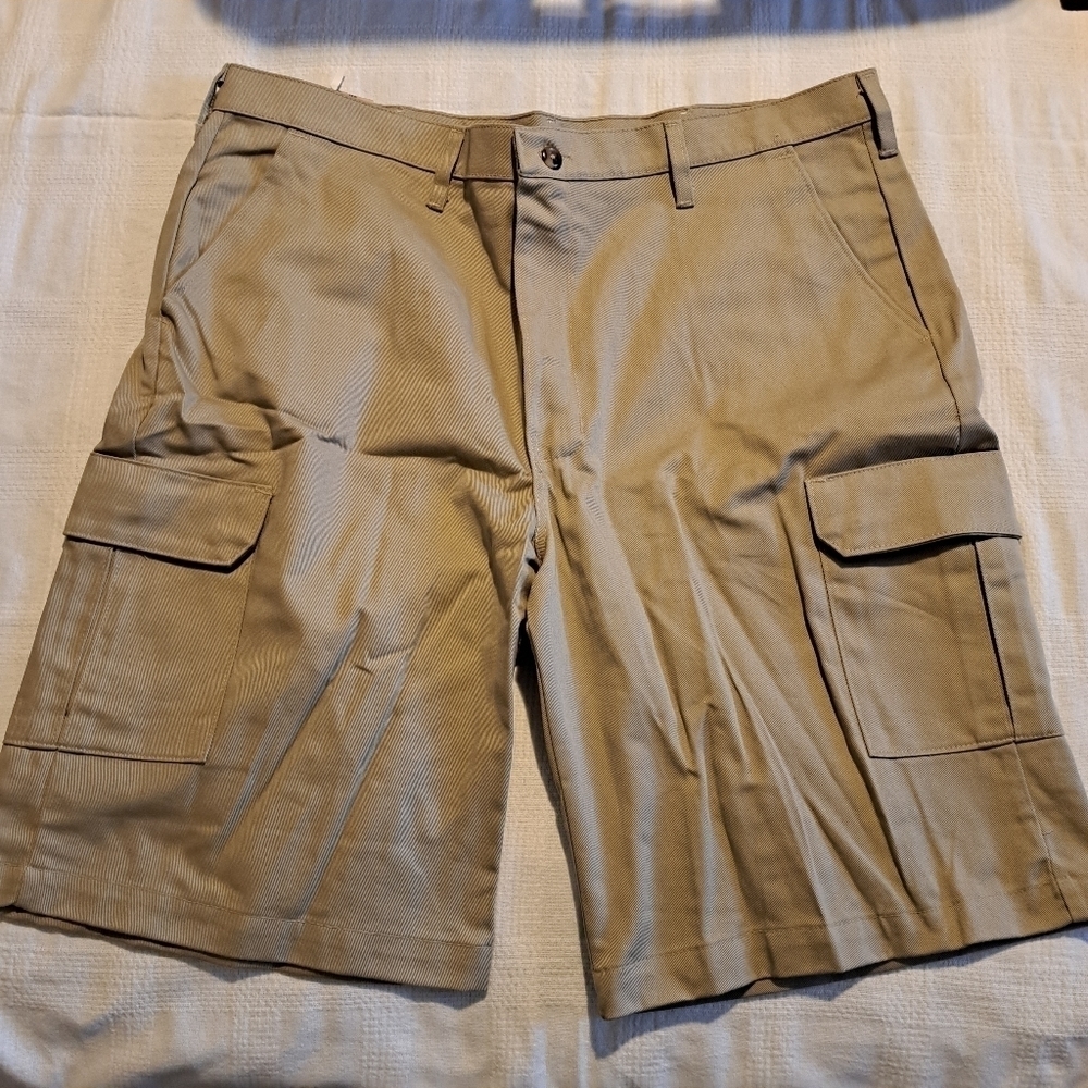 Red Kap mens size 40 khaki cargo shorts, New